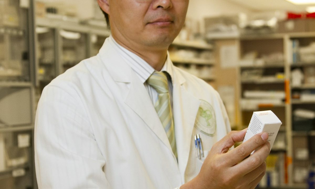 医师使用手机接听咨询